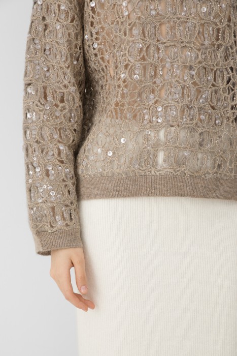 Товар бежевого цвета с внутренней стороны