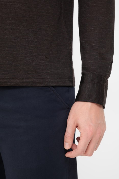 Товар коричневого цвета с внутренней стороны