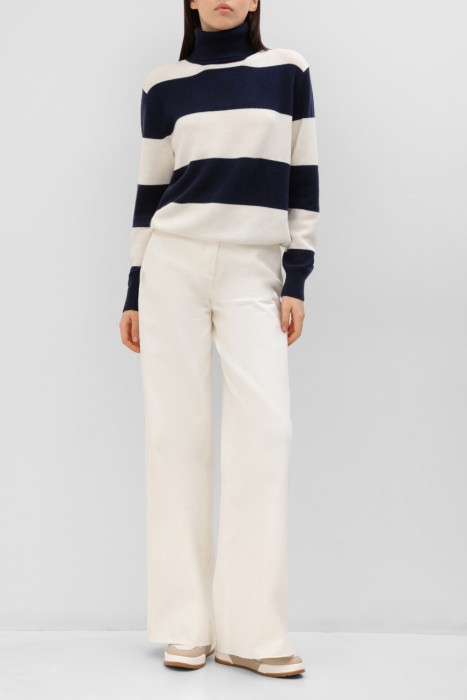 Товар синего цвета с внутренней стороны