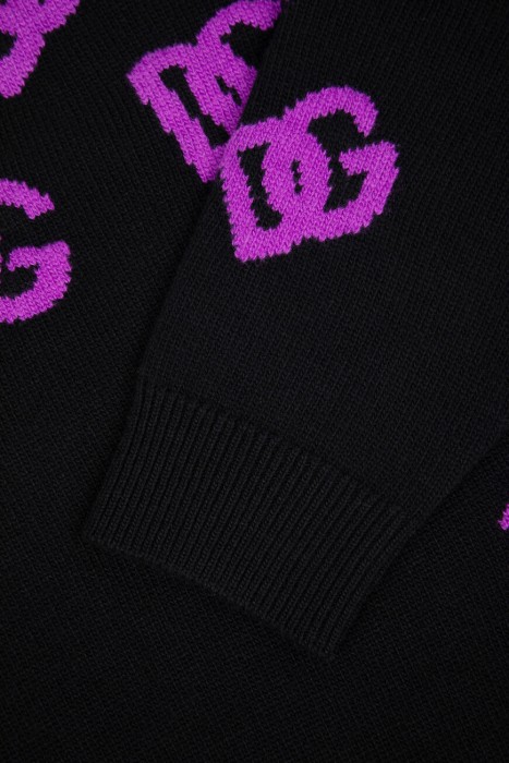 свитер  универсального стиля с лицевой стороны