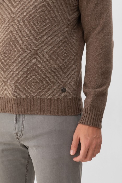 Товар коричневого цвета с внутренней стороны