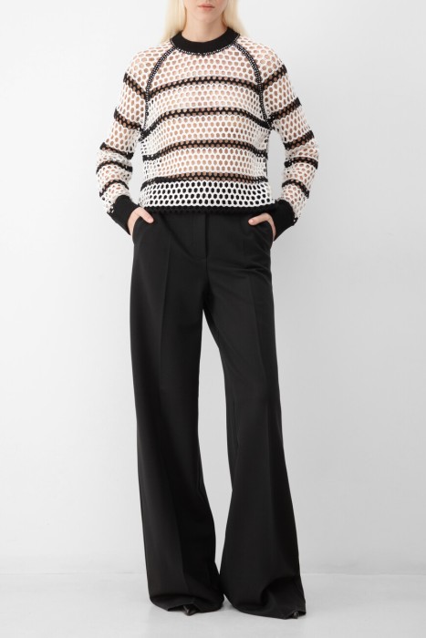 Товар черного цвета с внутренней стороны