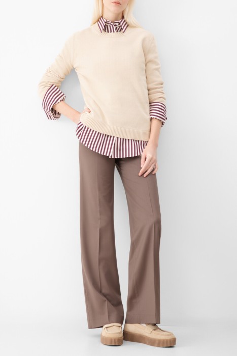 Товар бежевого цвета с внутренней стороны