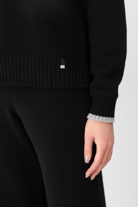 Товар черного цвета с внутренней стороны