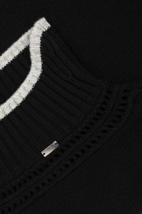 свитер  универсального стиля с лицевой стороны