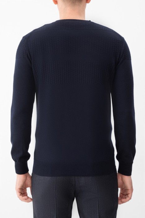 свитер  по цене 34800 руб вид справа