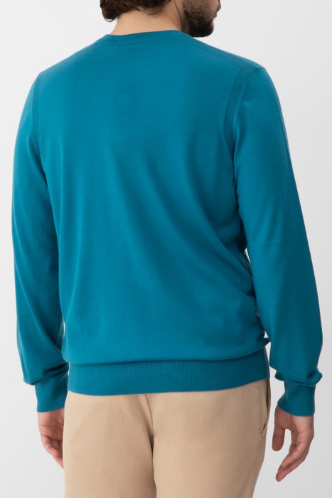 свитер  по цене 99000 руб вид справа