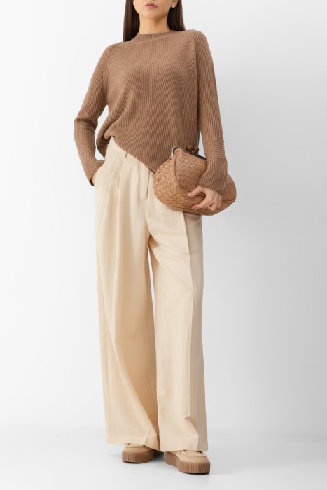 Товар коричневого цвета с внутренней стороны