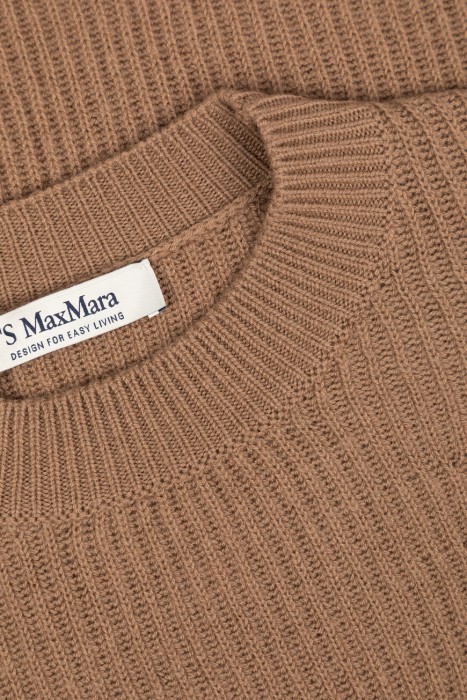 свитер  из шерсти спереди