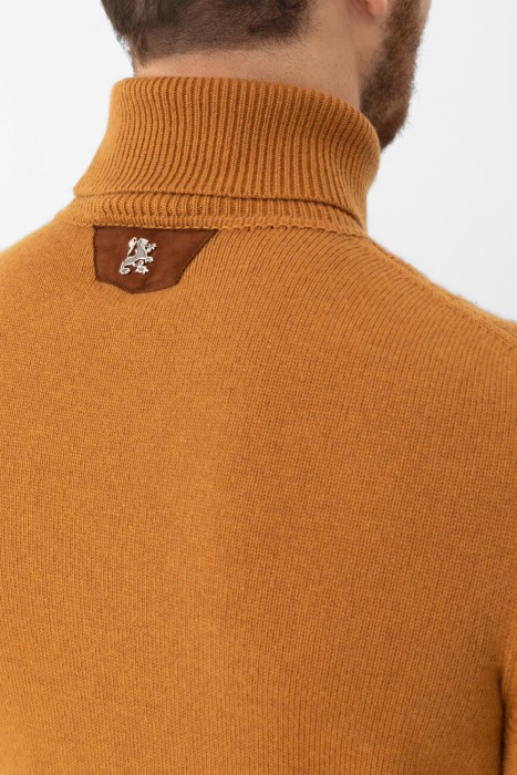 Товар коричневого цвета с внутренней стороны