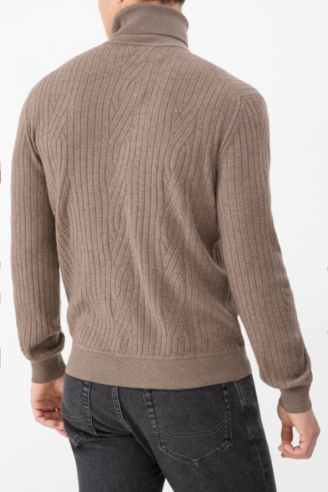 свитер  по цене 134000 руб вид справа