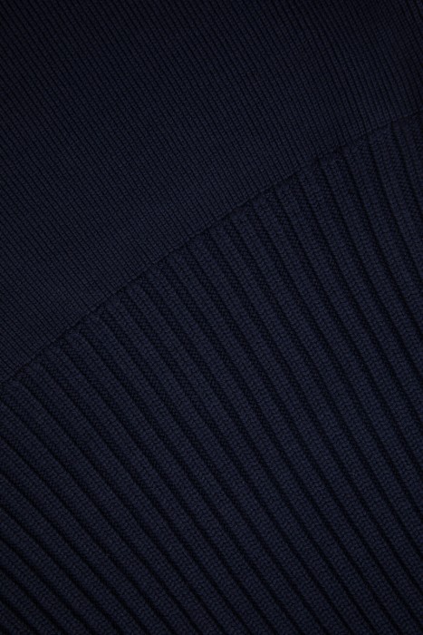 свитер  для взрослого возраста с изнаночной стороны