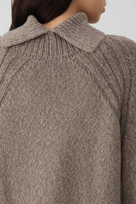 Товар бежевого цвета с внутренней стороны