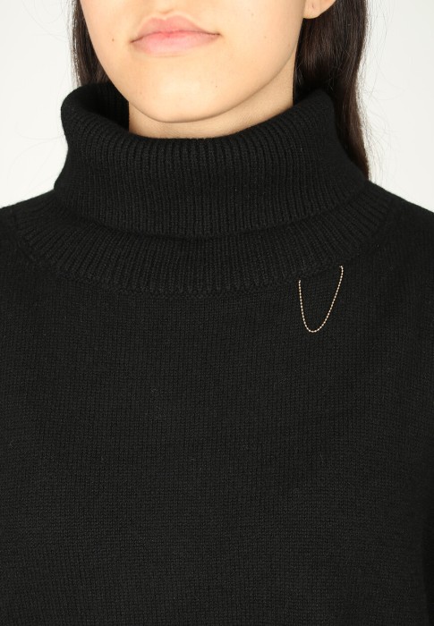 Товар черного цвета с внутренней стороны