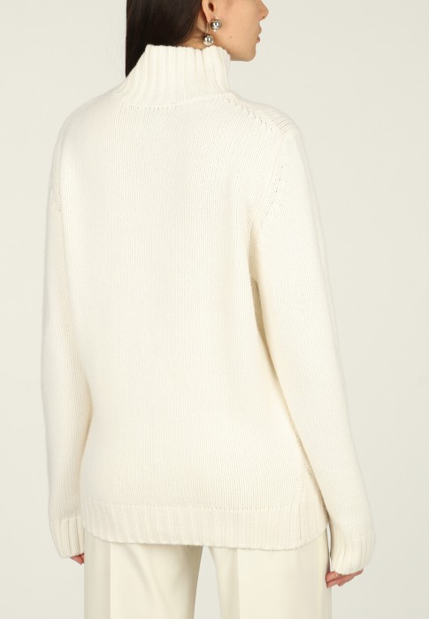 Товар белого цвета с внутренней стороны