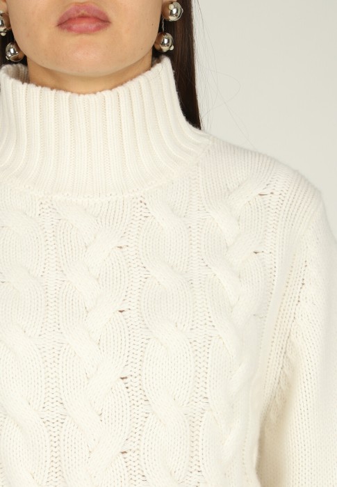 свитер  из проверенных материалов спереди