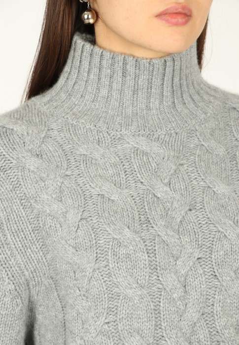 свитер  из проверенных материалов спереди