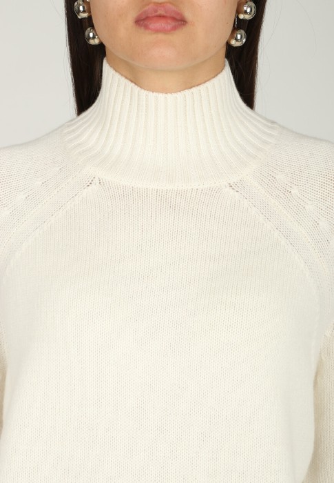 Товар белого цвета с внутренней стороны