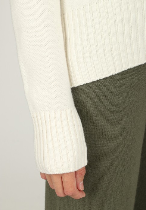 свитер  из проверенных материалов спереди