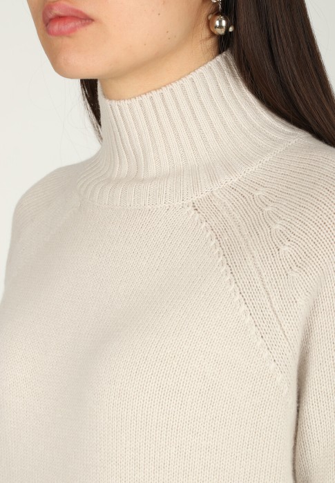 Товар серого цвета с внутренней стороны