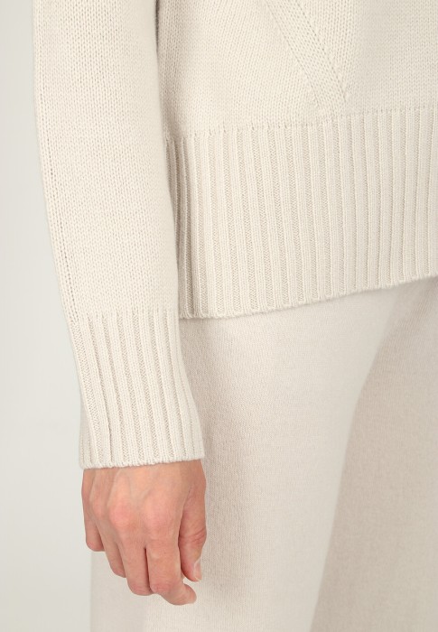 свитер  из проверенных материалов спереди