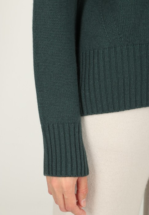 свитер  из проверенных материалов спереди