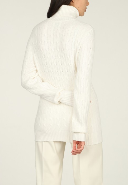 Товар белого цвета с внутренней стороны