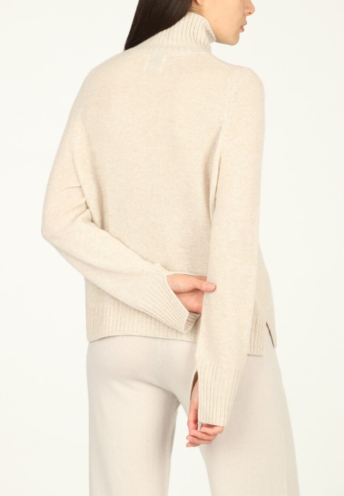 Товар бежевого цвета с внутренней стороны