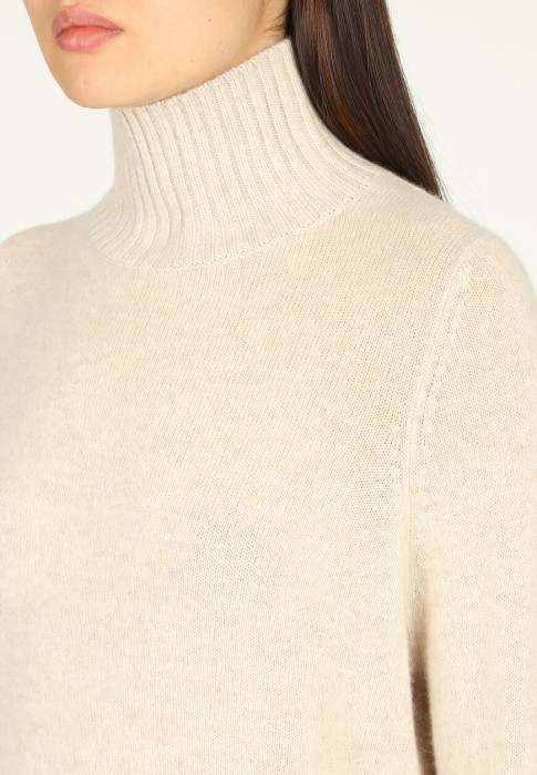 свитер  из проверенных материалов спереди