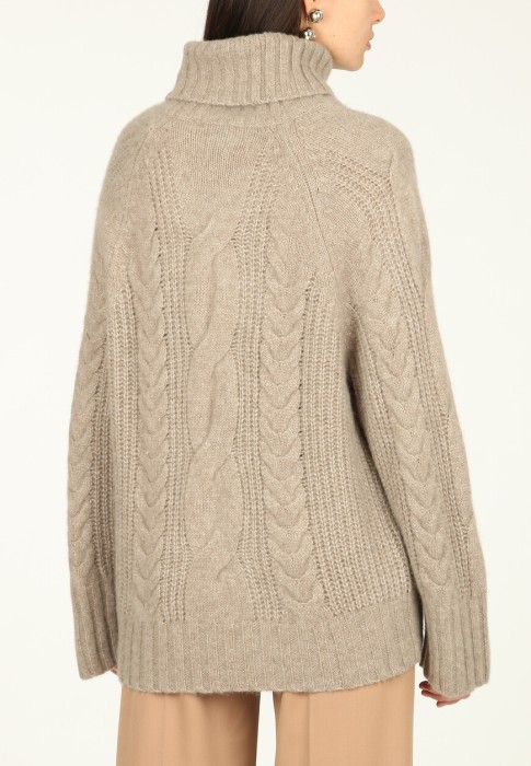 Товар бежевого цвета с внутренней стороны