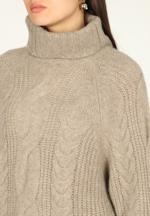 свитер  из проверенных материалов спереди