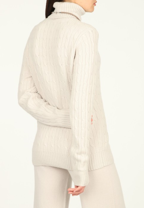 Товар серого цвета с внутренней стороны