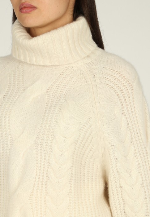 свитер  из проверенных материалов спереди