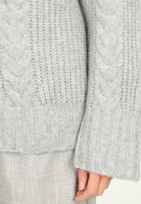 свитер  из проверенных материалов спереди