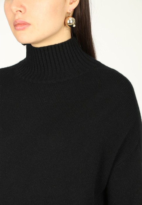 Товар черного цвета с внутренней стороны