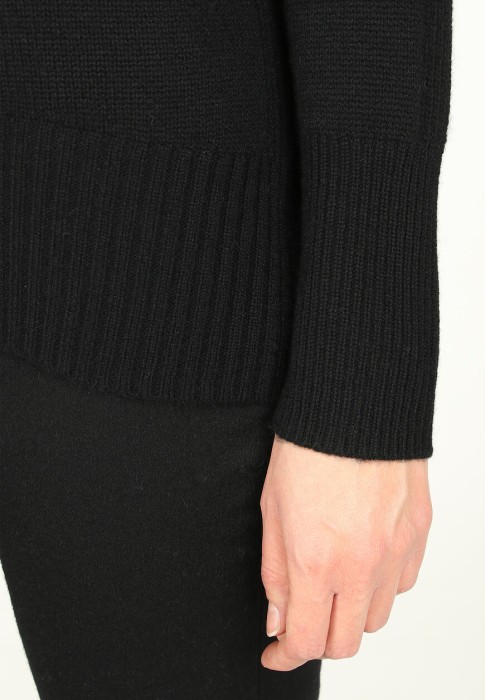 свитер  из проверенных материалов спереди