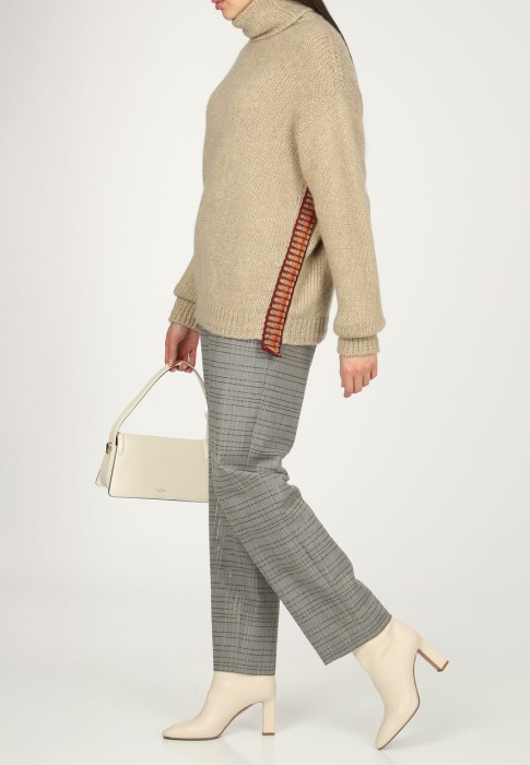 Товар бежевого цвета с внутренней стороны