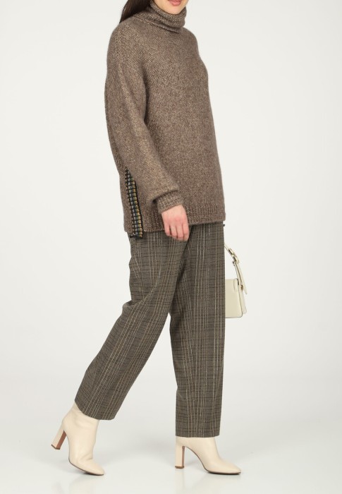 Товар коричневого цвета с внутренней стороны