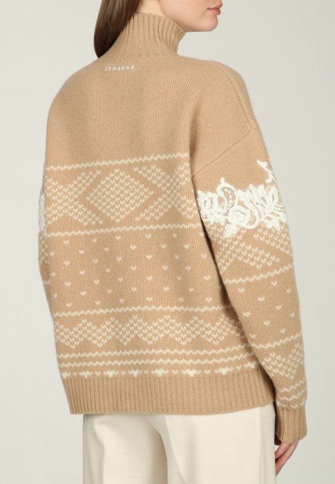 Товар коричневого цвета с внутренней стороны