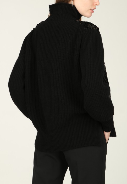 Товар черного цвета с внутренней стороны