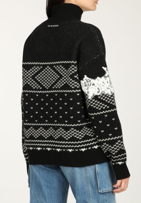 Товар черного цвета с внутренней стороны