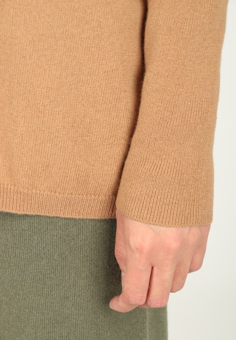 Товар коричневого цвета с внутренней стороны