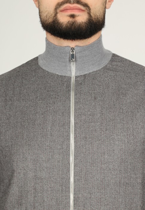 Товар серого цвета с внутренней стороны