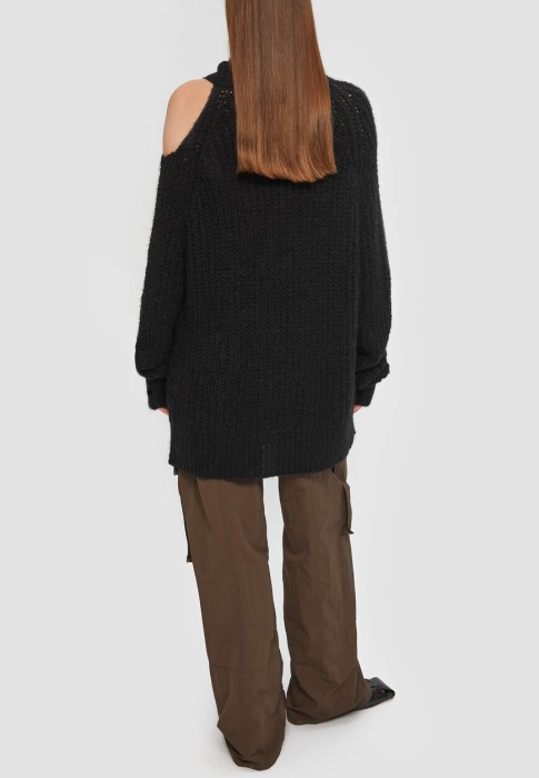 Товар черного цвета с внутренней стороны