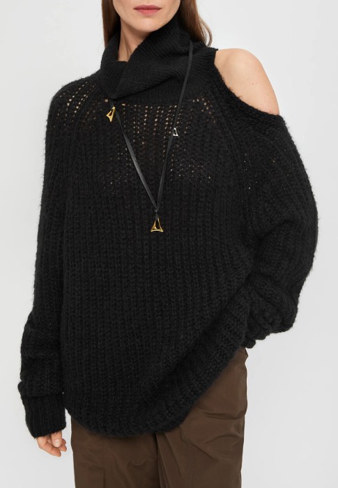 Товар черного цвета с внутренней стороны