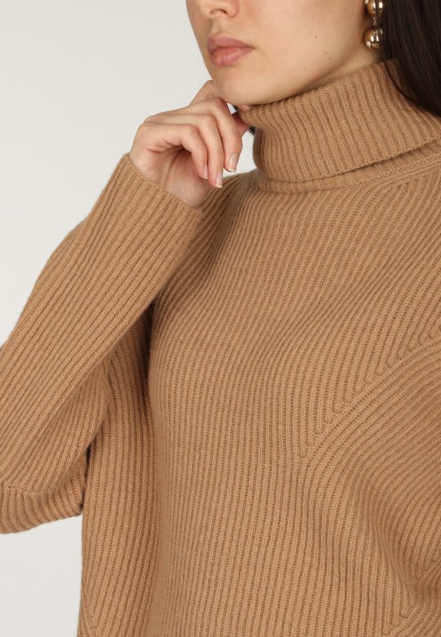 Товар бежевого цвета с внутренней стороны