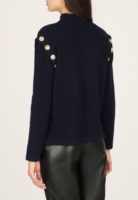 свитер  из италии вид сбоку