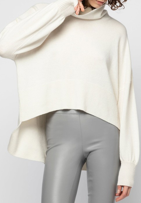 Товар белого цвета с внутренней стороны