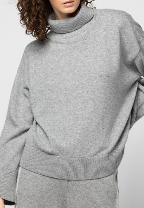 свитер  по цене 65900 руб вид справа