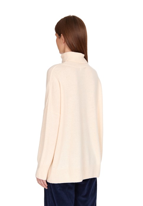 свитер  из проверенных материалов спереди